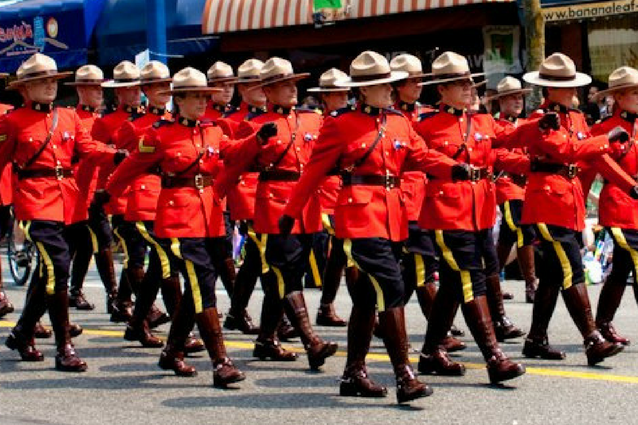 Mounty Playmobil Pour Canada Trooper Mounties Fourrure Canadien 2 X Canadian 